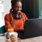 Réussir en Affaires au Cameroun : Comment les Logiciels de Gestion Transforment les Entreprises